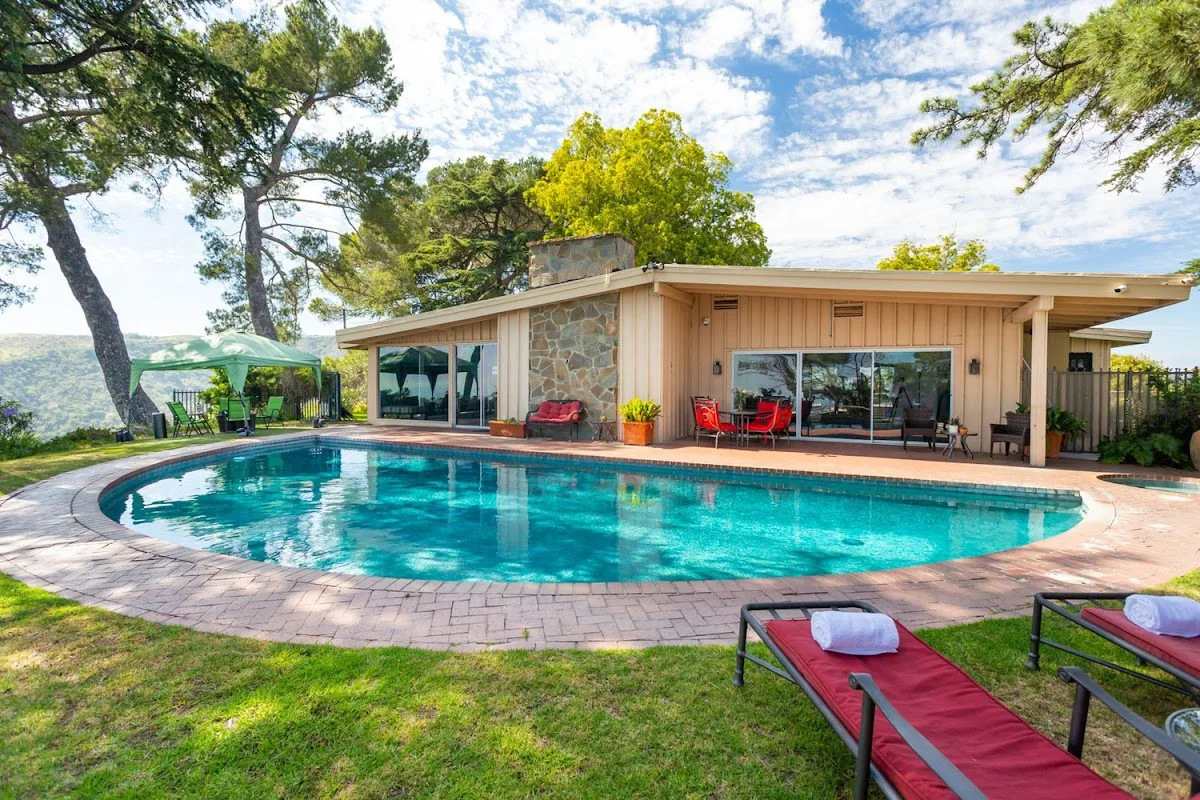 Exterior view of Santamonica detox center — swimming pool