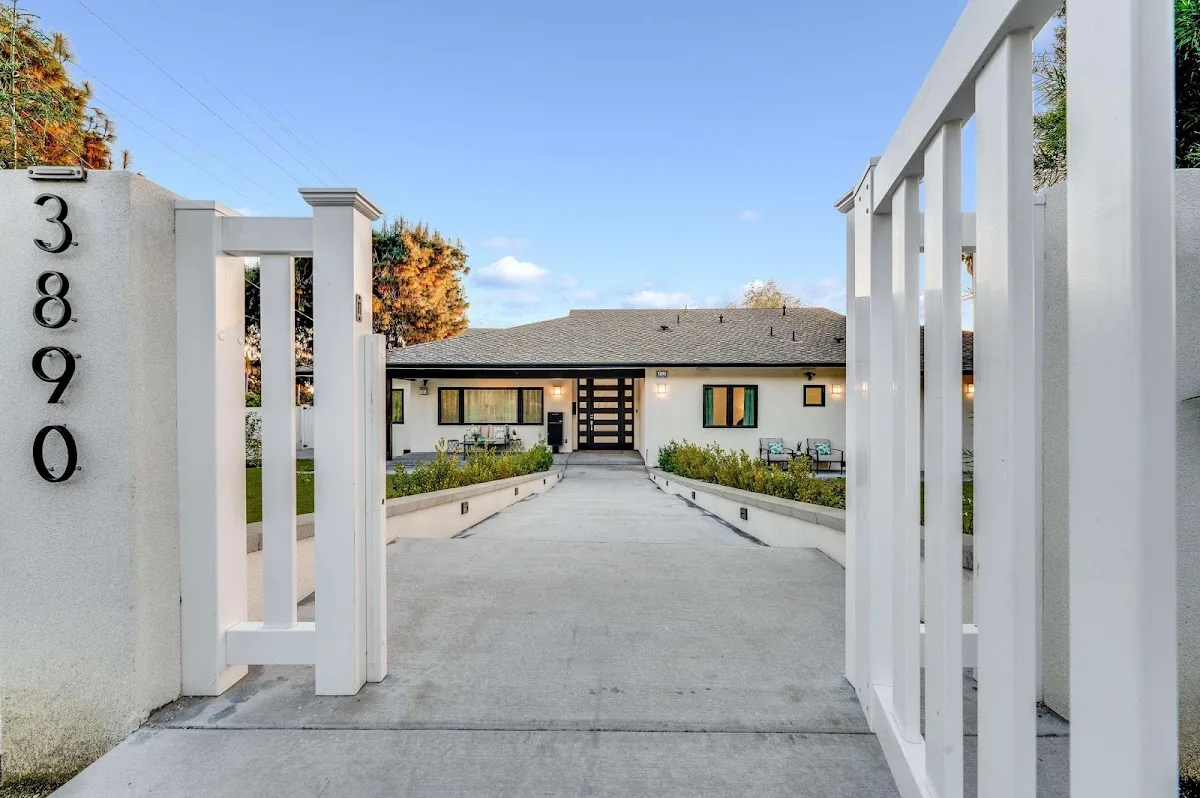 Exterior view of Santamonica detox center — residential area