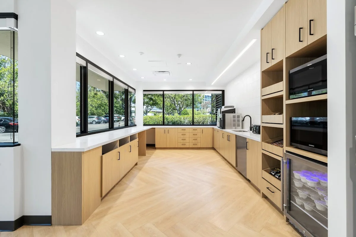 Los Angeles Outpatient Center - Photo 3