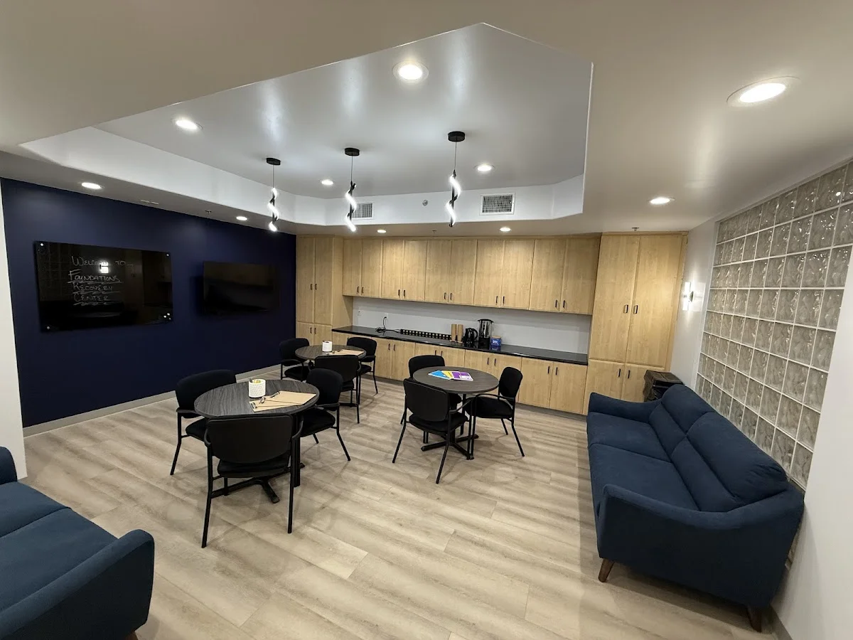 Foundations Recovery Center - Mental Health and Substance Abuse Treatment Center in Encino - Foto 5